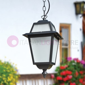 Könnte beinhalten: Eine schwarze, hängende Außenlaterne mit geometrischem Design. Die Laterne hat eine Milchglasscheibe und wird von einer schwarzen Kette gehalten. Der Text "ITALIANLIGHTSTORE Design in luce" ist sichtbar.