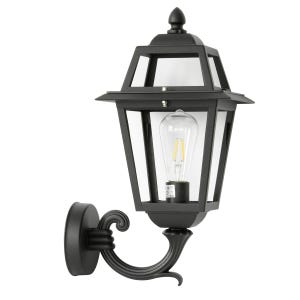 Könnte beinhalten: Schwarze Außenwandleuchte mit einem Glasschirm und einem dekorativen Arm. Die Leuchte hat ein traditionelles Design und eignet sich für den Einsatz auf einer Veranda oder Terrasse.