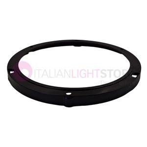 Könnte beinhalten: Ein schwarzes, kreisförmiges Bauteil für Leuchten mit glatter, matter Oberfläche. Das Bauteil hat eine Ringform mit mehreren kleinen Löchern und einem leicht erhöhten Rand. Der Text "ITALIANLIGHTSTOP" ist sichtbar.