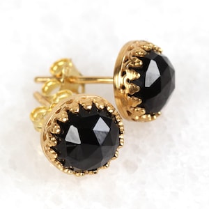 Orecchini a bottone in oro spinello in stile antico, borchie rotonde placcate in oro con pietra nera, gioielli ornamentali in onice per San Valentino o festa della donna