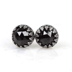 Orecchini a bottone in argento con spinello in stile vintage, graziosi orecchini a bottone neri per tutti i giorni rifiniti con patina scura, regalo di gioielli minimalisti ossidati