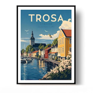 Puede incluir: Un póster de viaje enmarcado de Trosa, Sverige, que muestra un canal con barcos, una torre de iglesia y casas coloridas. El texto dice Trosa, Sverige, y Skärgård, historia & stillhet. La escena incluye un cielo azul, nubes y flores.