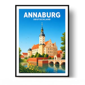 Könnte beinhalten: Ein Reiseplakat mit Annaburg, Deutschland, das ein großes Schloss mit einem hohen zentralen Turm und orangefarbenen Dächern zeigt. Die Szene umfasst eine Steinbrücke über einen ruhigen blauen Fluss, grüne Bäume und gelbe Blumen unter einem klaren Himmel.