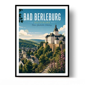 Op de afbeelding: Een ingelijste reisposter met een wit kasteel op een heuvel dat uitkijkt over de stad Bad Berleburg, Duitsland. De tekst luidt BAD BERLEBURG DEUTSCHLAND Natur. Geschichte. Erholung. De scène bevat groene heuvels, bomen en paarse bloemen.