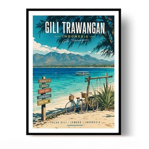 Puede incluir: Un póster de viaje enmarcado de Gili Trawangan, Indonesia, que muestra una playa turquesa, un poste de madera con cinco letreros, dos bicicletas con cestas, un columpio de madera y montañas lejanas bajo un cielo azul con hojas de palmera.