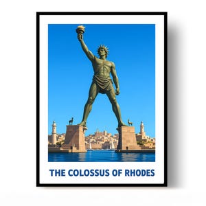Può includere: Un poster incorniciato raffigurante una statua color bronzo di una figura in piedi con le gambe divaricate sopra un porto, che tiene una torcia sollevata. Lo sfondo mostra una città e un cielo blu. Il testo in basso recita THE COLOSSUS OF RHODES in blu.