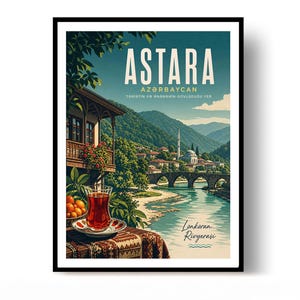 Peut inclure: Une affiche de voyage encadrée avec le texte ASTARA AZƏRBAYCAN TƏBİƏTİN VƏ ƏNƏNƏNİN QOVUŞDUĞU YER et Lənkəran Rivyerasi. L'illustration montre un verre de thé sur un tissu à motifs, un balcon en bois, un pont en pierre et des montagnes.