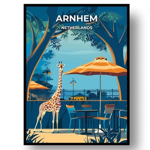 Op de afbeelding: Een ingelijste kunstafdruk met een giraffe in een café in Arnhem, Nederland. De illustratie heeft een retro reisposterstijl, met een oranje parasol, tafels en stoelen. De tekst "ARNHEM NETHERLANDS" staat bovenaan.