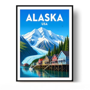 Puede incluir: Un póster de viaje enmarcado con el texto ALASKA USA en la parte superior. La ilustración muestra una cordillera nevada, un glaciar y una hilera de casas coloridas sobre pilotes sobre agua azul, con pinos verdes en el primer plano.