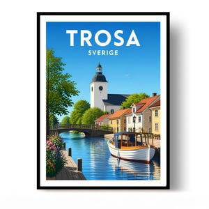 Puede incluir: Un póster de viaje enmarcado que muestra un canal azul en Trosa, Sverige, con un barco blanco, un puente de madera, árboles verdes y una iglesia blanca con torre de reloj bajo un cielo azul. El texto Trosa y Sverige está impreso en blanco arriba.