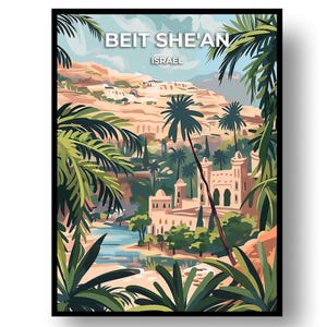Può includere: Un poster da viaggio incorniciato con Beit She'an, Israele. L'opera d'arte raffigura una vista panoramica della città con palme, un fiume ed edifici. Il poster ha un'estetica di viaggio vintage con il testo "BEIT SHE'AN ISRAEL".