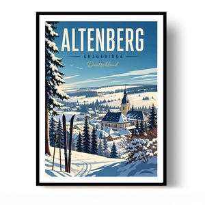 Op de afbeelding: Een ingelijste reisposter met een besneeuwd winterlandschap in Altenberg, Erzgebirge, Duitsland. De illustratie toont een dorp met een kerk, met sneeuw bedekte dennenbomen en een paar ski's op de voorgrond. De tekst luidt ALTENBERG.