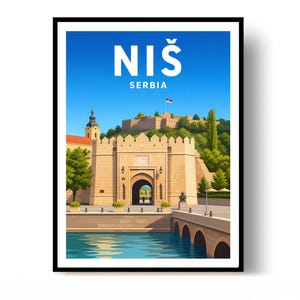 Pode incluir: Um cartaz de viagem emoldurado com uma ilustração estilizada da fortaleza de Niš, na Sérvia. A imagem mostra uma portaria de pedra, uma ponte sobre água azul e um céu limpo com o texto branco NIŠ SERBIA centralizado no topo.