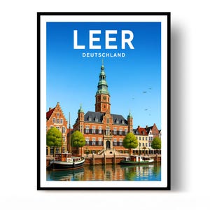 Könnte beinhalten: Ein Reiseplakat der Stadt Leer, Deutschland, mit einem historischen Backsteingebäude, einem hohen Uhrturm, grünen Bäumen und zwei Booten an einem Kanal unter einem klaren blauen Himmel. Der Text LEER DEUTSCHLAND ist in weißer Schrift gedruckt.