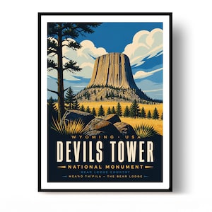 Könnte beinhalten: Ein gerahmtes Reiseplakat mit dem Devils Tower in Wyoming, USA. Die Illustration zeigt die Felsformation unter einem blauen Himmel mit Wolken, Kiefern und goldenem Gras. Der Text lautet: WYOMING USA DEVILS TOWER NATIONAL MONUMENT BEAR LODGE COUNTRY.