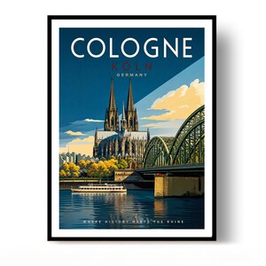 Könnte beinhalten: Ein gerahmtes Reiseplakat von Köln, Deutschland, mit dem Kölner Dom, der Hohenzollernbrücke und einem Boot auf dem Rhein. Der Text lautet COLOGNE, KÖLN, GERMANY und WHERE HISTORY MEETS THE RHINE in weißer und roter Schrift.