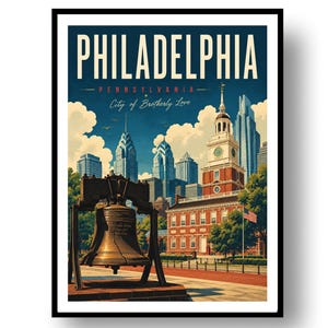 Può includere: Un poster di viaggio incorniciato di Filadelfia, Pennsylvania, con la Liberty Bell in primo piano, l'Independence Hall e lo skyline della città sotto un cielo azzurro con nuvole. Il testo recita PHILADELPHIA, PENNSYLVANIA, City of Brotherly Love.