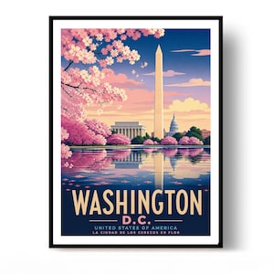 Peut inclure: Une affiche de voyage montrant le Washington Monument, le Lincoln Memorial et le Capitole reflétés dans l'eau, entourés de cerisiers en fleurs roses. Le texte indique WASHINGTON D.C. UNITED STATES OF AMERICA LA CIUDAD DE LOS CEREZOS EN FLOR.