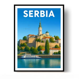Puede incluir: Un póster de viaje enmarcado con la palabra SERBIA en letras mayúsculas blancas sobre un cielo azul brillante. La ilustración muestra una fortaleza histórica con una torre de reloj alta y edificios con cúpulas sobre un río con un barco.