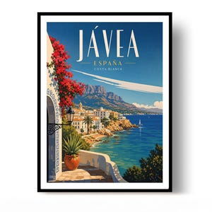 Pode incluir: Um cartaz de viagem emoldurado com o texto JÁVEA ESPAÑA COSTA BLANCA. A ilustração mostra uma cidade costeira com edifícios brancos, uma montanha ao fundo, um mar azul, um vaso de terracota com uma planta e flores de buganvília.
