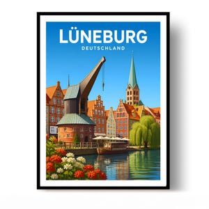 Op de afbeelding: Een reisposter van de stad Lüneburg, Deutschland, met de tekst LÜNEBURG DEUTSCHLAND bovenaan. De scène toont een historische bakstenen kraan, traditionele trapgevels, een kerktoren, een boot op het water en diverse bloemen.
