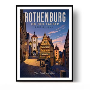 Könnte beinhalten: Ein gerahmtes Reiseplakat mit einer Straßenszene in Rothenburg ob der Tauber, Deutschland. Die Illustration zeigt Fachwerkhäuser, einen Steinturm und Kopfsteinpflasterstraßen unter einem Sonnenuntergangshimmel. Text: ROTHENBURG OB DER TAUBER DEUTSCHLAND Die Stadt mit Herz.