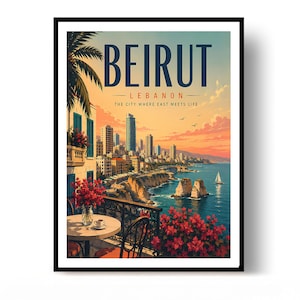 Op de afbeelding: Een ingelijste reisposter van Beiroet, Libanon, met een balkon met een tafel, stoelen en rode bloemen die uitkijken over een kustlijn bij zonsondergang. De tekst luidt BEIRUT LEBANON THE CITY WHERE EAST MEETS LIFE in blauw en oranje.