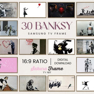 Könnte beinhalten: Eine Collage aus 30 verschiedenen Banksy-Kunstwerken in einem Samsung-Fernseherrahmen. Die Kunstwerke sind in Schwarzweiß mit einigen Farbakzenten gehalten. Der Text "30 Banksy" und "Samsung TV Frame" ist in rosa Schrift. Der Text "16:9 Ratio" und "Digitaler Download" ist in schwarzer Schrift. Der Text "Sakura Frame" ist in rosa Schrift. Der Text "TVART" ist in schwarzer Schrift.