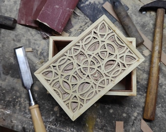 Scatola Decorativa in Legno di Frassino con Coperchio Intagliato Laser - Portagioielli Artigianale 12x18cm - Regalo Personalizzabile
