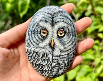 Búho pintado a mano con guijarros/arte rupestre y soporte de exhibición