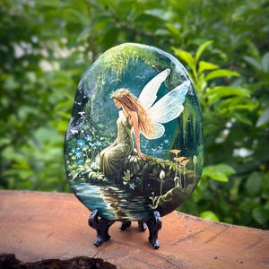 Piedra de Hadas Pintada a Mano – Roca Artística de Bosque Encantado, Decoración Natural Fantástica para el Hogar
