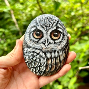 Handbemalter Uhu auf kleinem Kieselstein Eulenkunst | Wohndekoration| Handgefertigte Geschenke | Geburtstag Geschenke | Personalisierte Geschenke
