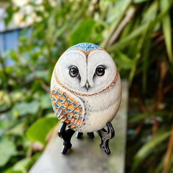 置物 59. The magnificent barn owl hand-painte Hand Painted Owl Pig on a Small Pebble in the Sea| Owl Art| Custom
