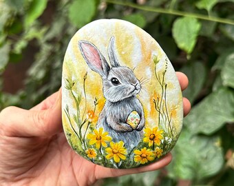イースターバニー ロック ペインティング、手描きの春のバニー