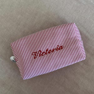 Trousse à cosmétiques rayée personnalisée (petite) - Pochette brodée personnalisée pour les indispensables, cadeau de demoiselle d'honneur, cadeau de bébé