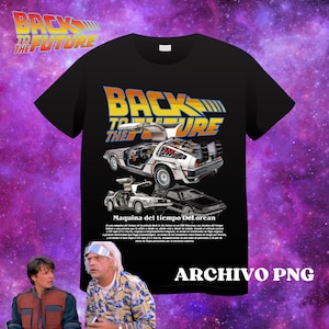 Puede incluir: Camiseta negra con un gráfico de la máquina del tiempo DeLorean de la película Regreso al futuro. El texto "Back to the Future" está impreso en naranja y amarillo en la camiseta. El texto "Maquina del tiempo DeLorean" está impreso en blanco debajo del gráfico.