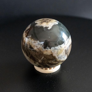 Sphère volcanique en agate (réactive aux UV) avec support