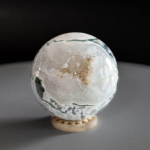 Esfera de ágata musgosa con soporte