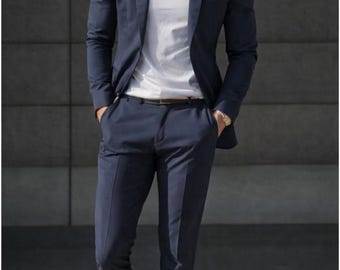 ネイビーブルーのタキシードスーツ：メンズウェディングパーティー