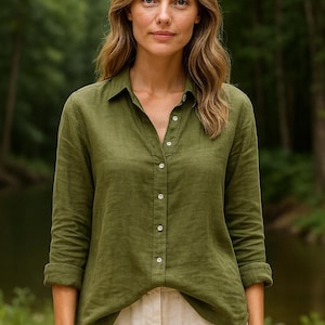 Könnte beinhalten: Olivgrünes Button-Down-Hemd mit langen Ärmeln, die an den Ellbogen hochgekrempelt sind. Das Hemd wird mit einer hellbeigen Hose kombiniert. Das Model steht vor einem verschwommenen grünen Hintergrund.
