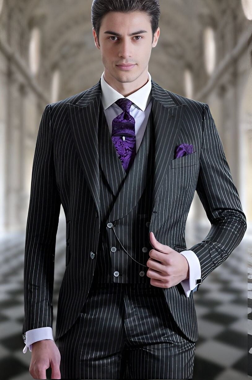 クラシックなピンストライプの3ピーススーツ：テーラードフィットの