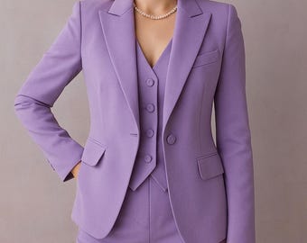ラベンダーパープルのレディースパンツスーツ、ロング丈ブレザーとハイ