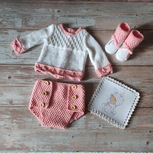 Coffret naissance / ensemble brassière, culotte, chaussons tricotés main et carte / coffret baby shower /ensemble au tricot taille naissance