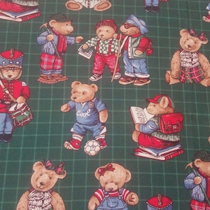 Può includere: Tessuto con un motivo ripetuto di orsacchiotti in vari abiti su uno sfondo a quadri verdi. Gli orsi sono vestiti da calciatore, batterista e studente che legge un libro. Gli orsi sono nei toni del marrone, rosso, blu e bianco.