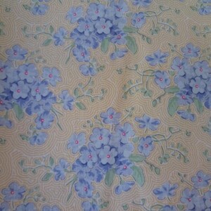Tilda-Stoffrest, 56 cm (Breite) x 53 cm (Höhe) / Vergissmeinnicht-Patchworkstoff / Stoff im Shabby-Chic- und Romantik-Stil / Designerstoff