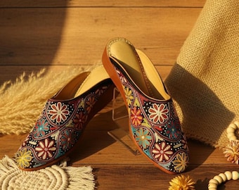 Mules de tacón de piel de terciopelo negro con bordado floral en hilo de seda multicolor y zari hechos a mano