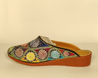 Mules de tacón de terciopelo negro prismático, hechos a mano, con hilo de seda multicolor y bordado de zari (talla 7 de EE. UU.)