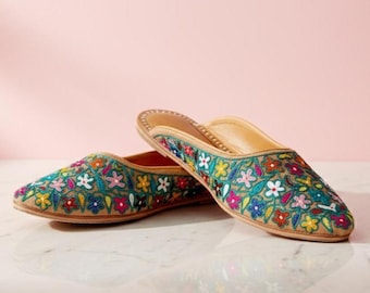 Sandalias planas de piel de terciopelo marrón con bordado floral en hilo de seda multicolor hechas a mano