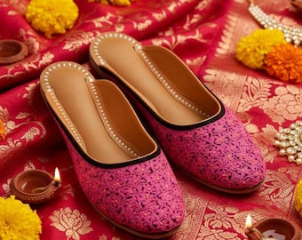 Mules planos de piel de terciopelo negro bordados con hilo de seda rosa y zari dorado hechos a mano