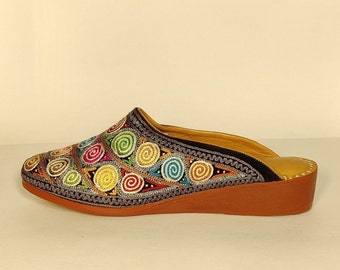 Mules de tacón de terciopelo negro llamativos, hechos a mano, con hilo de seda multicolor y bordados con zari (talla 9 de EE. UU.)